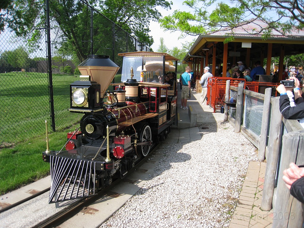 Dart Frog Dash 08 0251.jpg - The small locomotive is really well maintained and a big hit with the crowds.... it also has a great  LOUD  whistle that went off while I was taking a picture.